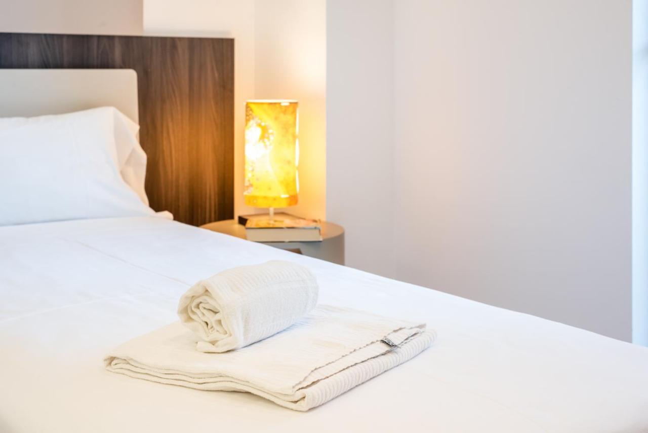 Central & Elegant Room Near The Station Bari Bagian luar foto
